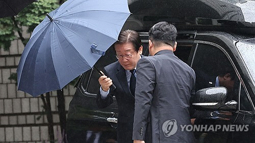 더불어민주당 이재명 대표가 6일 오전 서초구 서울중앙지방법원에서 열리는 공직선거법 위반 1심 속행 공판에 출석하기 위해 법정으로 향하고 있다. [연합뉴스]